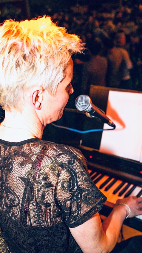 Debby van Den Hove zingen met piano