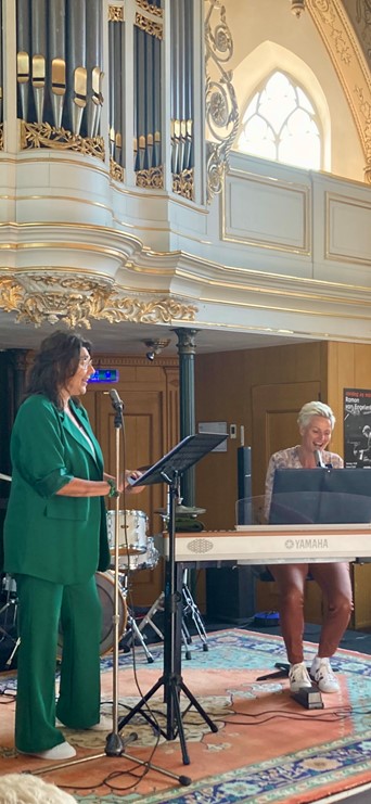 Laurine Ros en Debby van den Hoven als als duo